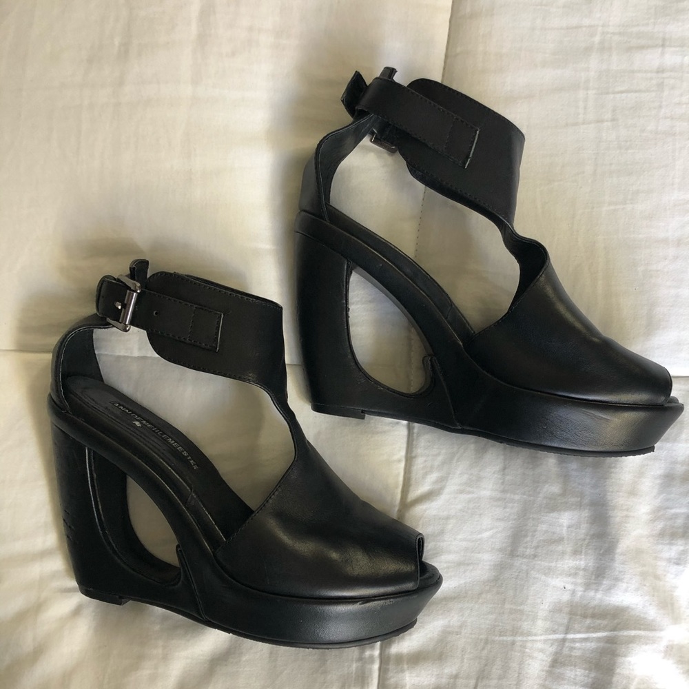 ANN DEMEULEMEESTER Cut-out wedged